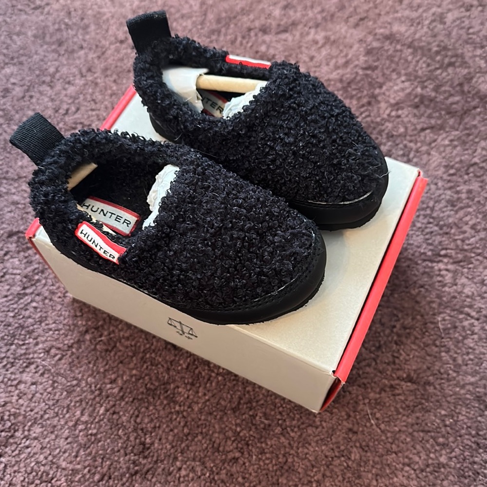 6 hunter water resistant fleece slippers